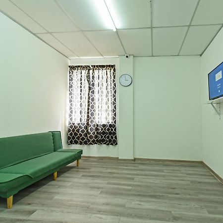 Spot On 90500 Sri Rampai Metro Hostel Куала-Лумпур Экстерьер фото